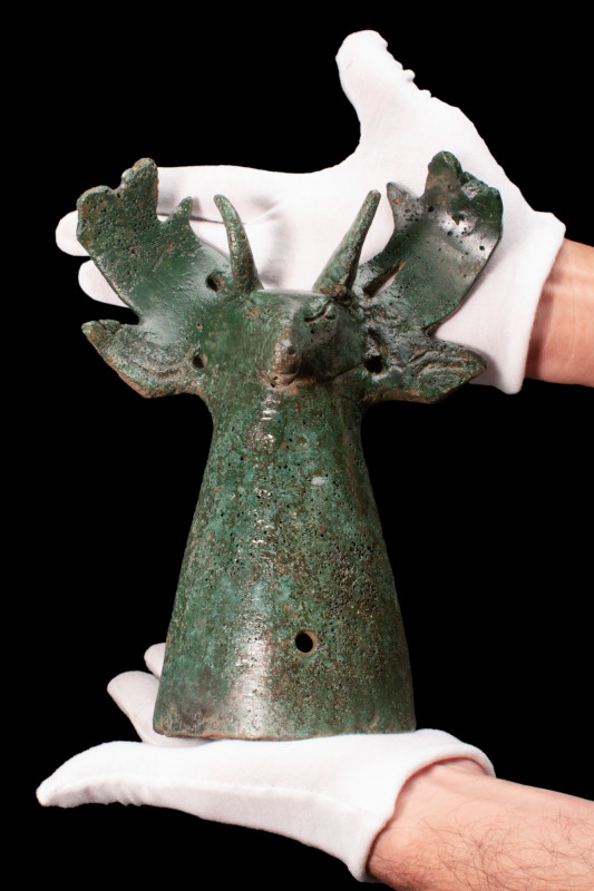 LARGE SCYTHIAN STAG MOUNT FROM A CHARIOT

 Ca. 700 - 400 BC A large Scythian b...