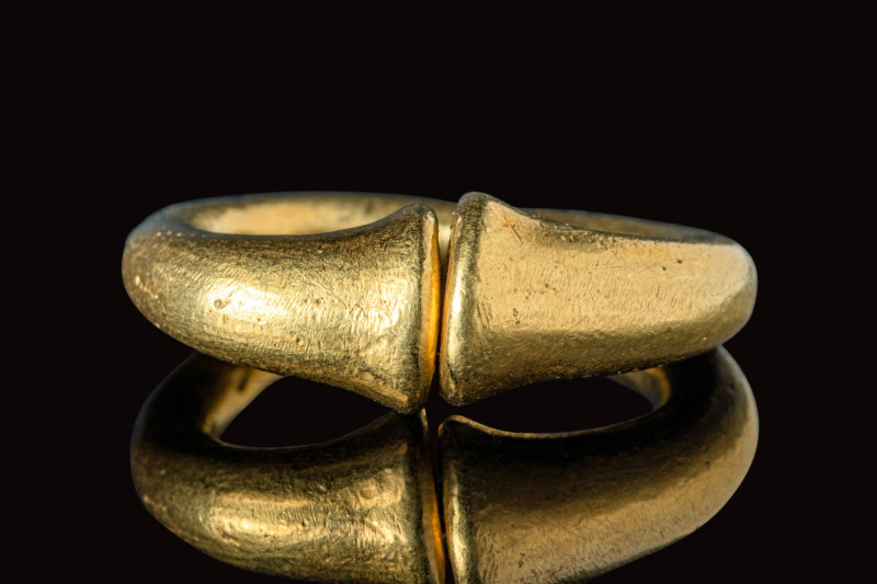 HEAVY CELTIC SOLID GOLD RING - 30 GRAMS

 Ca. 300 - 100 BC A Celtic solid gold...