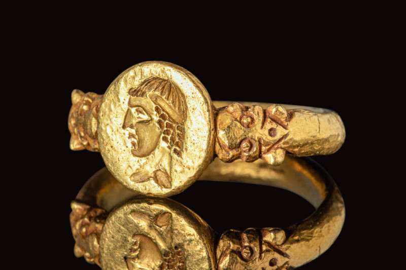 ROMAN GOLD RING DEPICTING A PRINCE ON THE BEZEL AND LIONS ON THE SHOULDERS

 C...