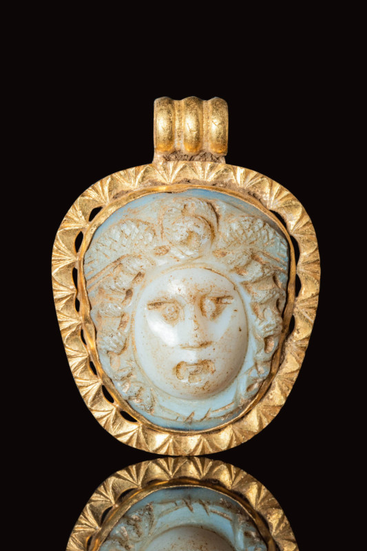 LATE ROMAN GOLD PENDANT WITH CAMEO DEPICTING MEDUSA

 Ca. AD 200 - 300 A late ...