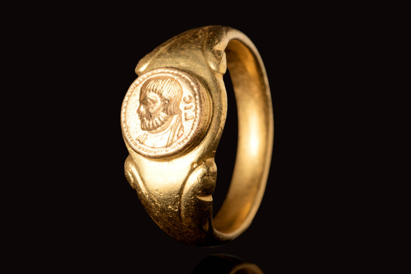 RARE ROMAN GOLD RING DEPICTING THE EMPEROR LICINIUS

 Ca. AD 300 A Roman gold ...