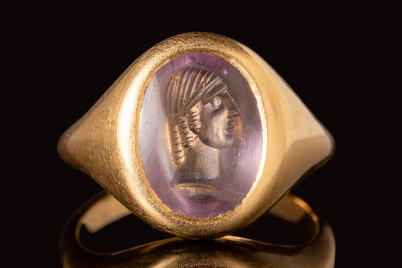 ROMAN AMETHYST INTAGLIO DEPICTING YOUNG EPHEBOS IN GOLD RING

 Ca. AD 100 - 30...