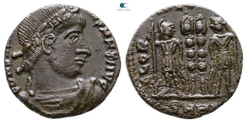 Constantine I the Great AD 306-337. Heraclea
Follis Æ

15 mm, 2,06 g



V...