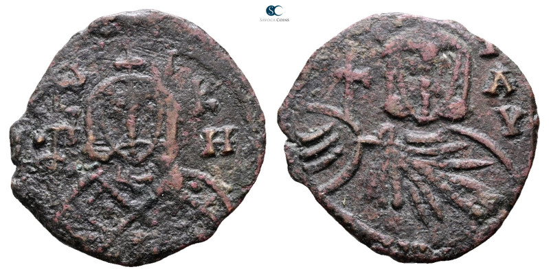 Leo V the Armenian, with Constantine AD 813-820. Syracuse
Follis Æ

24 mm, 3,...