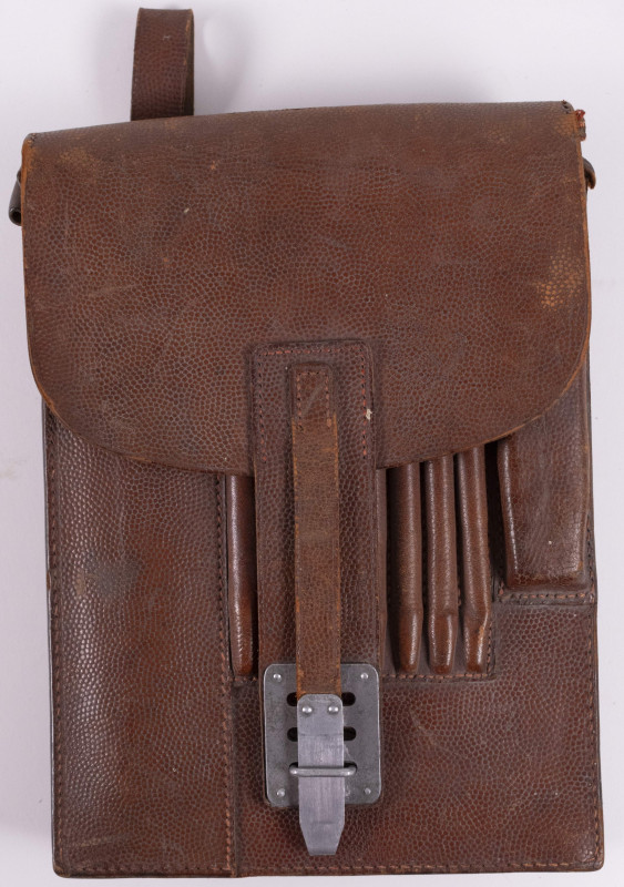 Wehrmacht, Karten-/Meldetasche, braunes Leder, mit diversem Inhalt, im Deckel in...