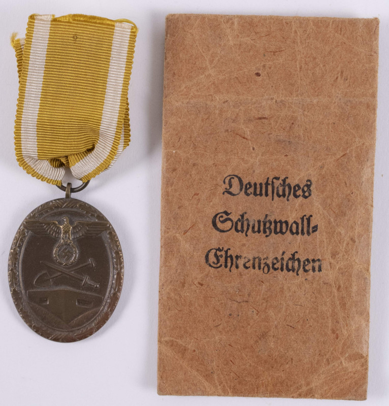 Deutsches Schutzwall-Ehrenzeichen, Bronze oxidiert, OEK 3520, in original Verlei...