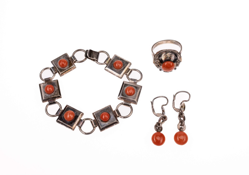 Korallen Schmuck 4-teilig, 800 und 900 Silber, Brosche, Armspange und Set Ohrrin...