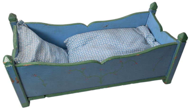 PUPPENBETT mit den Abmessungen 68 x 32 x 26 cm (LxBxH), vermutlich 50er-Jahre, A...