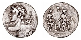 República Romana
Caesia
Denario. AR. (112-111 a.C.). A/Busto diademado de Apolo Vejovis a izq., lanzando haz de flecha, detrás monograma. R/Dioses L...