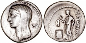 República Romana
Cassia
Denario. AR. Roma. (55 a.C.). A/Busto velado de Vesta a izq., delante (letra) y detrás copa. R/Ciudadano romano votando, det...