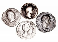 Imperio Romano
Lotes de Conjunto
Denario. AR. Lote de 4 monedas. Vespasiano (2), Domiciano y Julia Domna. BC a RC-.