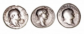 Imperio Romano
Lotes de Conjunto
Denario. AR. Lote de 3 monedas. Vespasiano (2) y Trajano. BC- a RC.