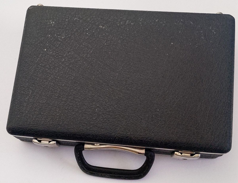 ACCESSORI Valigetta porta vassoi Alla spedizione di questo lotto vanno aggiunti ...
