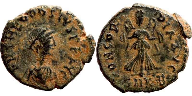 Theodosius II (408 - 450), Follis. Obv: DN THEODOSIVS PF AVG, pearl diademed, dr...