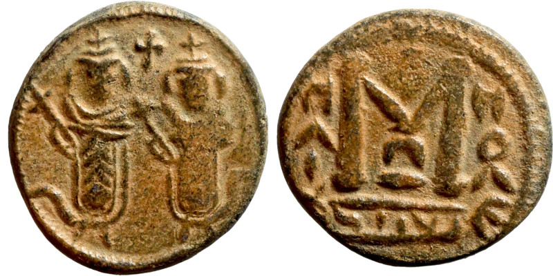 Al-Malik. Follis. Obverse: two Imperial figures. Reverse: Modified M

19mm 4,0...