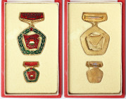 Hungary, Socialist Brigade Meritorious Service Medal, n.d., 38x36 mm ca. Mignon: 25,5x20 mm ca. Ae. With original case.