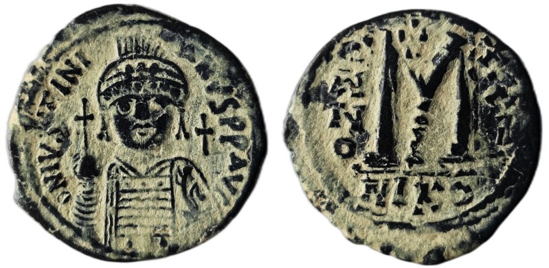 Justinian I. (527-565 AD) Æ Follis. Nikomedia. Obv: crowned bust facing holding ...