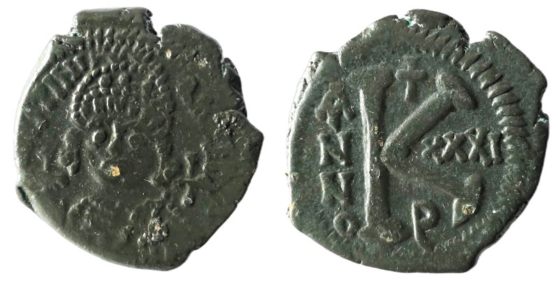 JUSTINIAN I (527-565). Follis.
Obv: D N IVSTINIANVS P P AVG.
Helmeted and cuir...