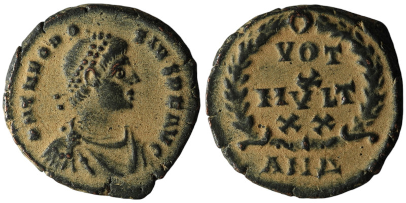 Theodosius I (AD 379-395). Antioch
AE Follis (14mm, 1,21g)

Artificial sandpatin...