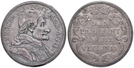 Innocenzo XI (1676-1689) Piastra An. VII - Munt. 36 AG (g 32,17) R Bella patina delicata per questo esemplare di ottima qualità, dai rielievi praticam...