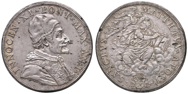 Innocenzo XI (1676-1689) Piastra An. I - Munt. 42 AG (g 32,07) Lievi mancanze di...