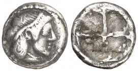 (475-470 a.C.). Sicilia. Siracusa. Óbolo. (S. 917) (CNG. II, 1371). 0,67 g. Acuñada bajo Hierón I. MBC/MBC-.