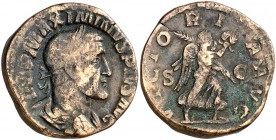 (235-236 d.C.). Maximino I. Sestercio. (Spink 8339) (Co. 100) (RIC. 67). 23,11 g. Pequeña grieta. MBC-.