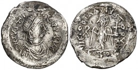 Justino II (565-578). ¿Tremissis?. (Falta en Ratto y S.). 1,36 g. Falsa de época en cobre bañado en plata. Rara. MBC+.