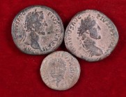 Lote formado por 2 sestercios y 1 as hispano-romano de Emérita. Total 3 monedas. A examinar. MBC-.