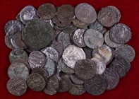 Lote de 52 antoninianos de cobre, la mayoría de Claudio II, incluye 8 denarios, 2 ases, 1 follis bizantino y 1 bronce griego de Massalia. Total 64 mon...