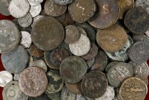 Lote de 326 monedas variadas: ases, sestercios, denarios, antoninianos, etc. Imprescindible examinar. RC/MBC+.