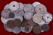 Lote de 35 monedas de diversos metales del Centenario de la peseta, incluye 3 monedas de 1 peseta, 8 de 2 pesetas y 8 de 5 pesetas. BC/MBC.