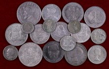 Lote de 19 monedas, la mayoría en plata, de diversos países. A examinar. MBC-/EBC.