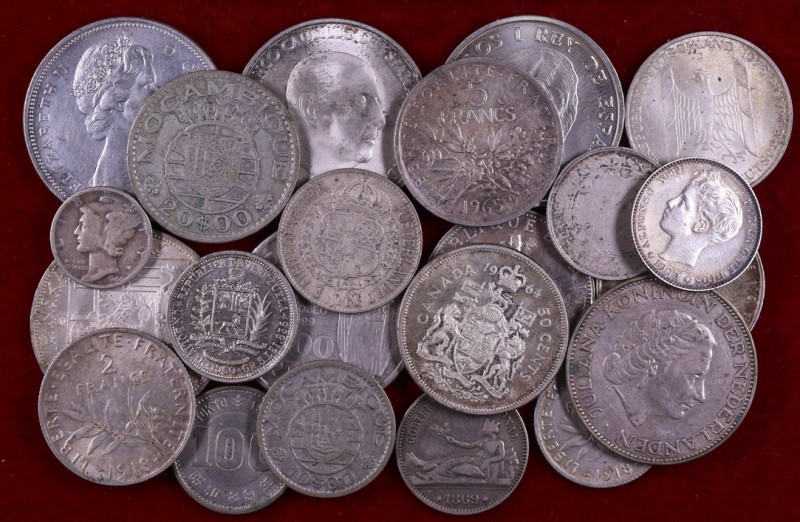 Lote de 25 monedas en plata de diferentes países, varias tamaño duro. A examinar...