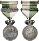 1929. Barcelona. (Cru.Medalles 1262 var. metal). 41,86 g. Ø 38mm. Metal blanco. Grabador: Castells. Con corona articulada, cinta y pasador. En estuche...