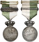 1929. Barcelona. (Cru.Medalles 1262 var. metal). 36,82 g. Ø 38 mm. Metal blanco. Grabador: Castells. Con corona articulada, cinta y pasador. En estuch...