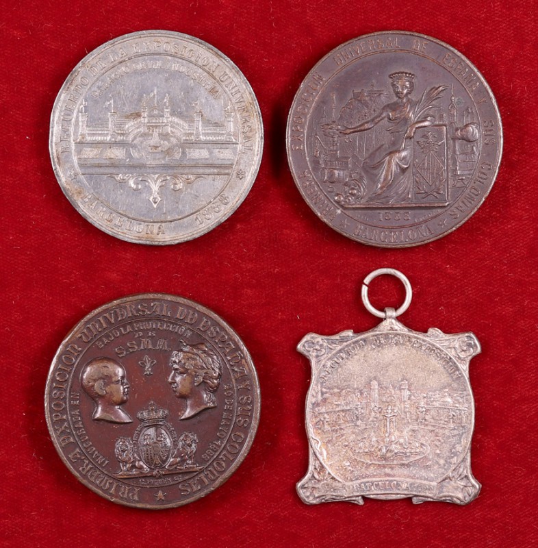 1888 y 1929. Lote de 4 medallas sobre las Exposiciones de Barcelona. A examinar....