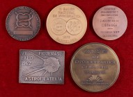 Lote de 5 medallas sobre Filatelia y Numismática. A examinar. EBC.