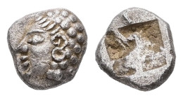 Ionia, Kolophon. AR, Hemiobol. 0.40 g. - 6.82 mm. Late 6th century BC.
Obv.: Archaic head of Apollo left.
Rev.: Quadripartite incuse square.
Ref.: SNG...