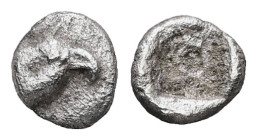 Ionia, Magnesia ad Maeandrum (?). AR, Tetartemorion. 0.15 g. - 5.51 mm. ca. 500-464 BC.
Obv.: Head of an eagle to right.
Rev.: ΘΜ monogram within incu...