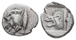 Mysia, Kyzikos. AR, Diobol. 1.23 g. - 11.30 mm. Circa 450-400 BC.
Obv.:Forepart of boar left; to right, tunny upwards.
Rev.: Head of lion left within ...
