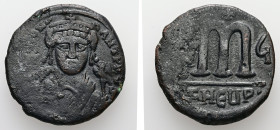 Tiberius II Constantine, AD 578-582. AE, Follis. 14.20 g. 29.72 mm. Theoupolis (Antioch).
Obv: Frontal bust of Tiberius II Constantine in consular rob...