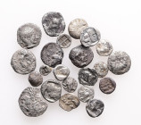 Lot of 22 unclassified See picture. LOT SOLD AS IS, NO RETURNS.(TB-2)