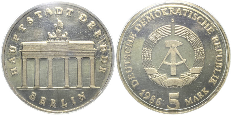 Kurs- und Gedenkmünzen
 5 Mark 1986. Brandenburger Tor. Im verplombten Original...