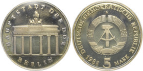 Kurs- und Gedenkmünzen
 5 Mark 1988. Brandenburger Tor. Im verplombten Originaletui Jaeger 1536 Auflagenhöhe: 2300 Exemplare. Selten. Polierte Platte...