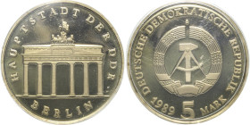 Kurs- und Gedenkmünzen
 5 Mark 1989. Brandenburger Tor. Im verplombten Originaletui Jaeger 1536 Auflagenhöhe: 2405 Exemplare. Selten. Polierte Platte...