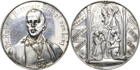 Medaillen
Linz Silbermedaille o.J. (Leo Zimpel) Bischof von Linz, Dr. Rudolf Hittmayr (1909-1915). Brustbild fast von vorn / Firmung. 42 mm, 23,47 g ...
