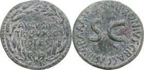 Augustus (27 BC - 14 AD). AE Dupondius, 17 BC. Obv. AVGVSTVS/TRIBVNIC/POTEST, in three lines within oak-wreath. Rev. [TI SE]MPRONIVS GRACCVS III VIR A...