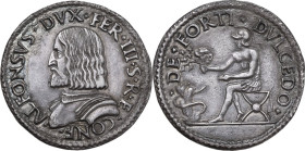 Ferrara. Alfonso I d'Este (1505-1534). Testone o quarto. D/ Busto corazzato barbuto a sinistra. R/ Figura elmata e corazzata (forse Sansone), seduta e...