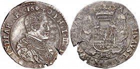 1640. Felipe IV. Amberes. 1/2 ducatón. (Vti. 864) (Vanhoudt 643.AN). 15,78 g. Dos grietas, pero buen ejemplar. Ex Áureo 16/12/1999, nº 2532. MBC+.